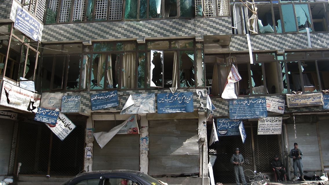 Ein Bild der Zerstörung: Die Bank nach dem Taliban-Angriff.