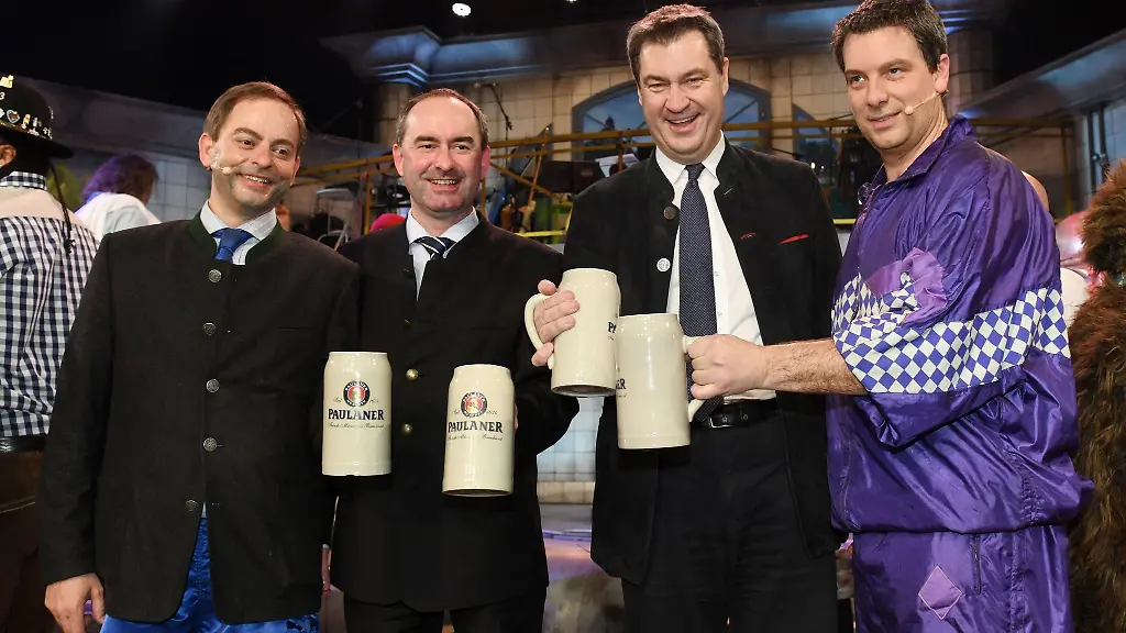 Hubert-Aiwanger-Freie-Waehler-2-v-l-stellvertretender-Ministerpraesident-von-Bayern-sein-Double-Florian-Fischer-und-Markus-Soeder-CSU-2-v-r-bayerischer-Ministerpraesident-und-sein-Double-Stephan-Zinner-r-stehen-nebeneinander-beim-Starkbieranstich-auf-dem-Nockherberg