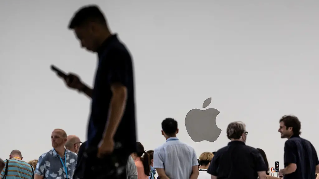 2022-09-08T011003Z-1615286736-RC2KCW9C91LS-RTRMADP-3-APPLE-EVENT