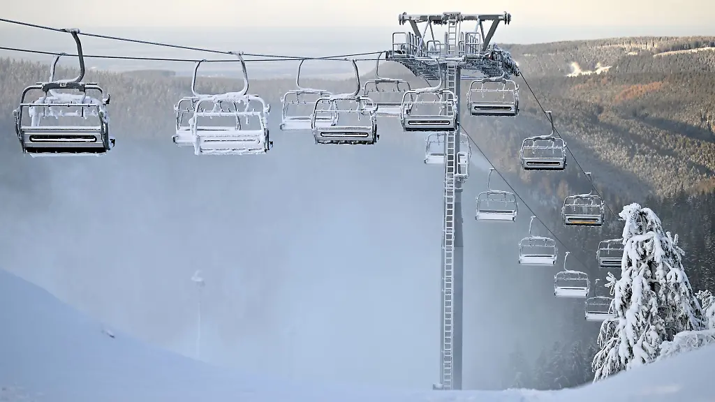 Der-Skilift-im-Thueringer-Wald-ist-von-Frost-und-Schnee-bedeckt