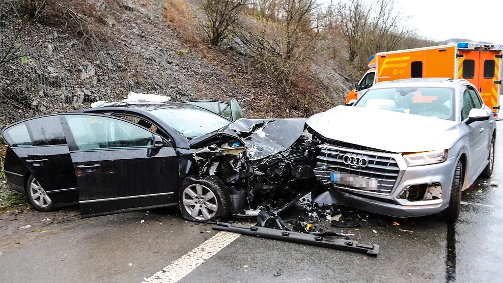 In-Hagen-sind-auf-der-Bundesstrasse-54-zwei-Autos-frontal-zusammengestossen