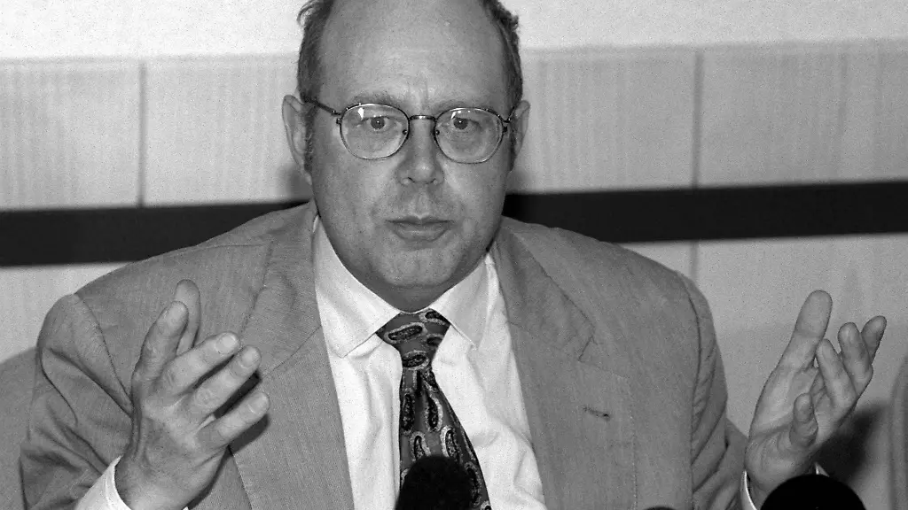 Der-fruehere-hessische-Kultusminister-Hartmut-Holzapfel-SPD-bei-einer-Pressekonferenz-in-Wiesbaden-im-Juli-1997