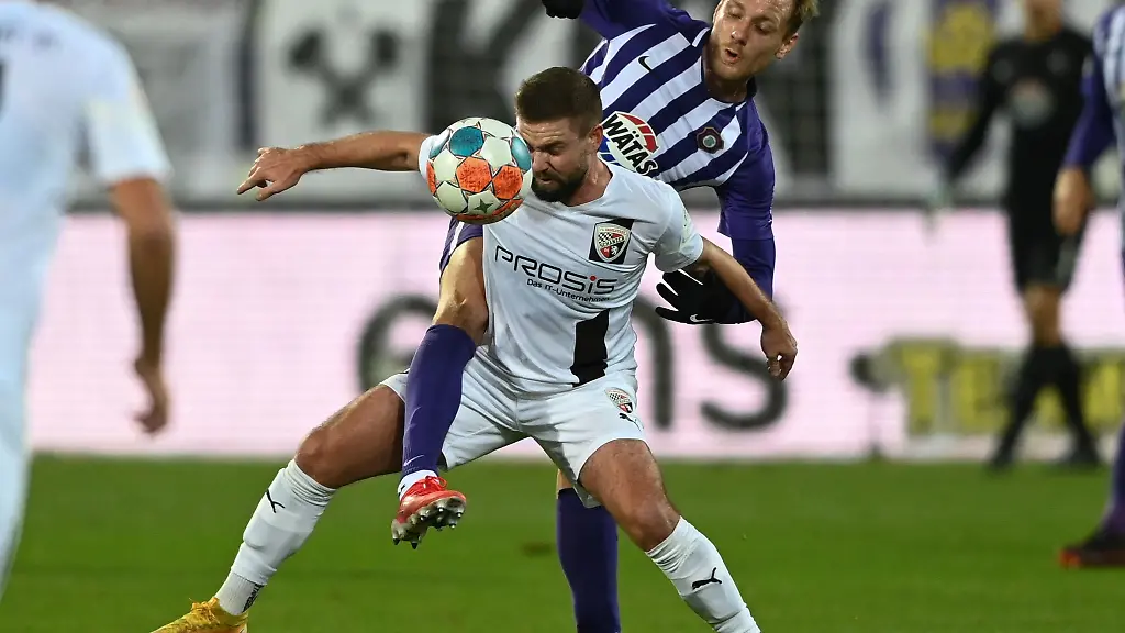 Aues-Ben-Zolinski-r-und-Ingolstadts-Marc-Stendera-kaempfen-um-den-Ball