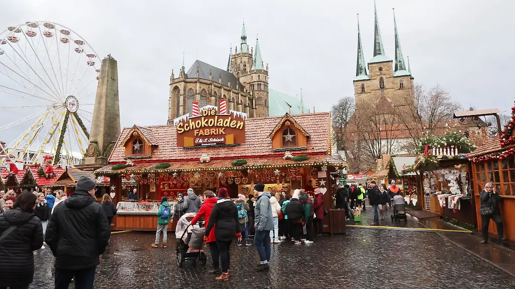 Besucher-sind-auf-dem-Erfurter-Weihnachtsmarkt-unterwegs