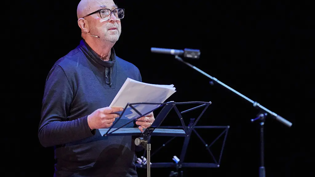 Manuel-Soubeyrand-Regisseur-steht-auf-der-Buehne-im-Thalia-Theater