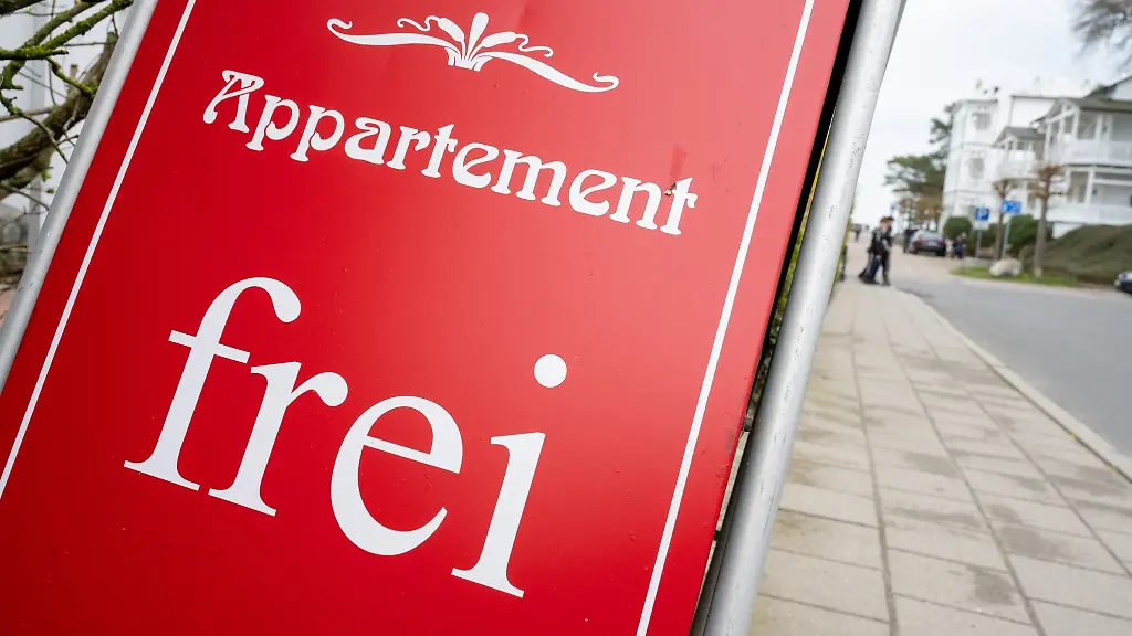 Ein-Schild-mit-dem-Schriftzug-Appartement-frei-steht-in-Binz-vor-einem-Hotel