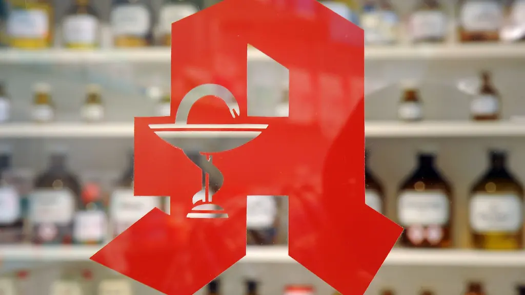 Das-Logo-an-der-Tuer-einer-Apotheke