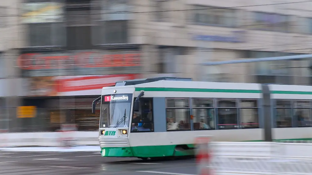 Eine-Strassenbahn-der-Magdeburger-Verkehrsbetriebe-MVB-kommt-aus-dem-Tunnel-am-Hauptbahnhof
