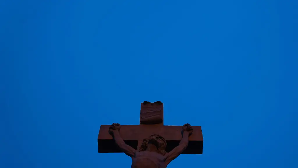 Ein-Kreuz-ist-waehrend-der-morgendlichen-blauen-Stunde-als-Silhouette-zu-erkennen