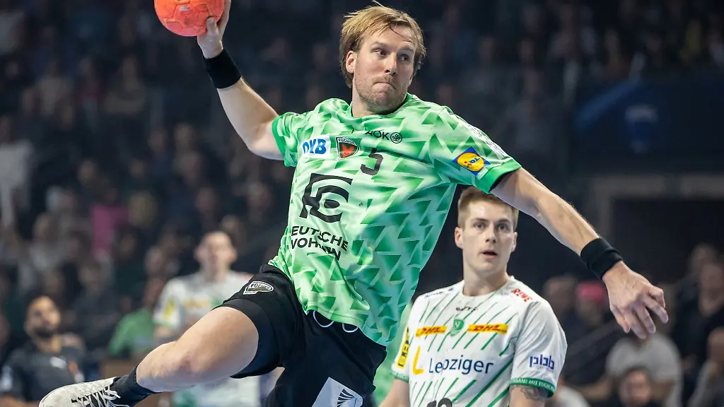 Berlins-Max-Darj-wirft-den-Ball-auf-das-Tor