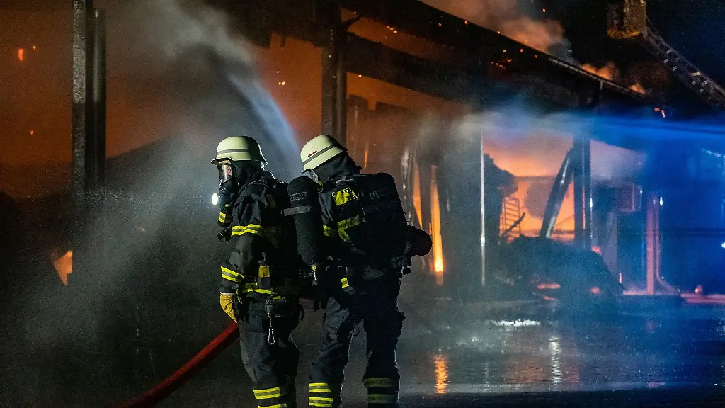 Feuerwehrleute-bekaempfen-einen-Brand-in-einer-Grossbaeckerei-in-Walldorf-Rhein-Neckar-Kreis