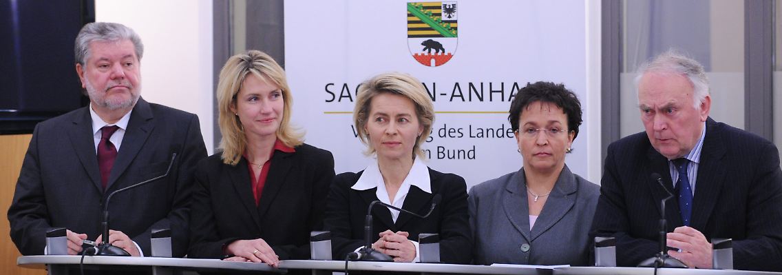Einigung in der Landesvertretung von Sachsen-Anhalt: Ministerpräsident Beck, SPD-Vize Schwesig, Ministerin von der Leyen, FDP-Fraktionschefin Homburger und Ministerpräsident Böhmer präsentieren das Ergebnis.