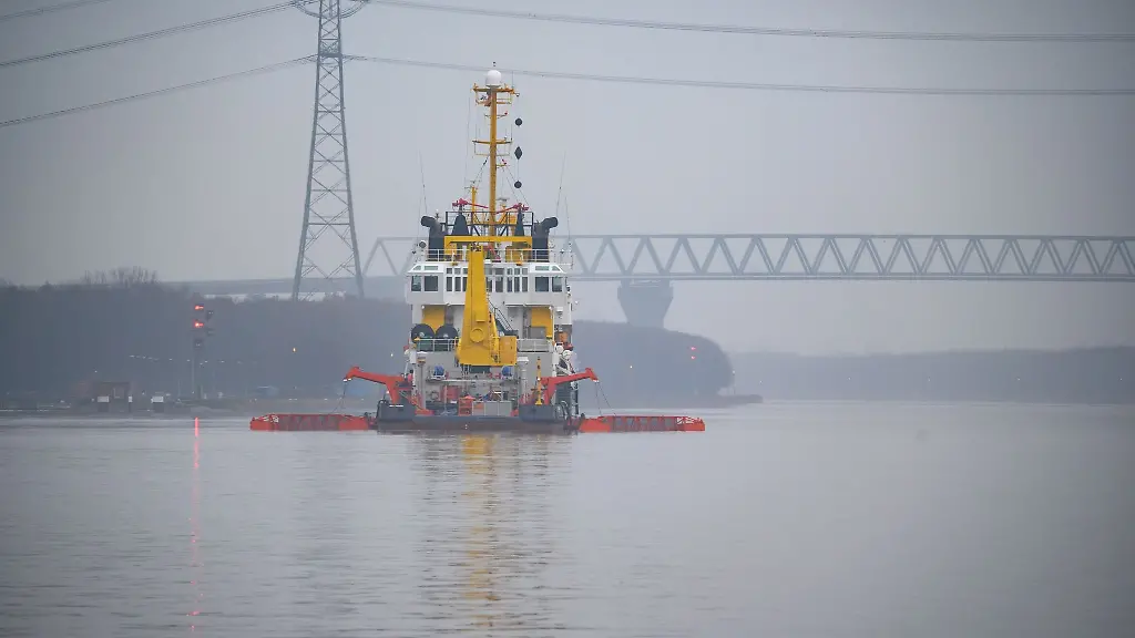 Die-Beseitigung-des-ausgetretenen-Oels-dauert-laenger-der-Nord-Ostsee-Kanal-bleibt-laenger-gesperrt