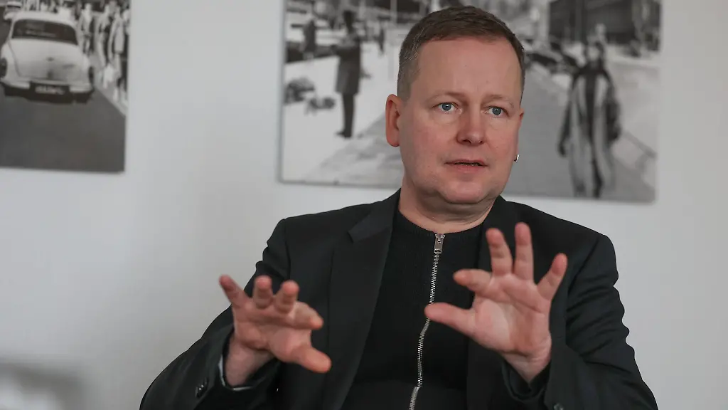 Berlins-Kultursenator-Klaus-Lederer-bei-einem-dpa-Gespraech