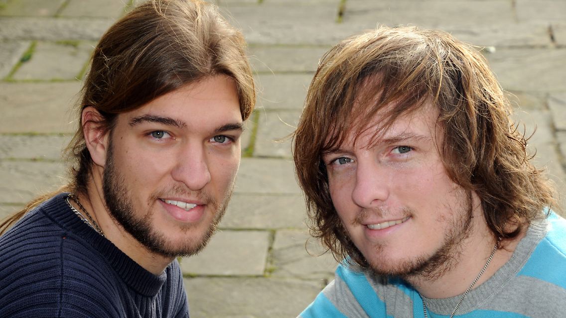 Marlon (l) und Marcel Stawinoga sind zu Fuß von Gelsenkirchen nach Kolkata (früher Kalkutta) gegangen ...
