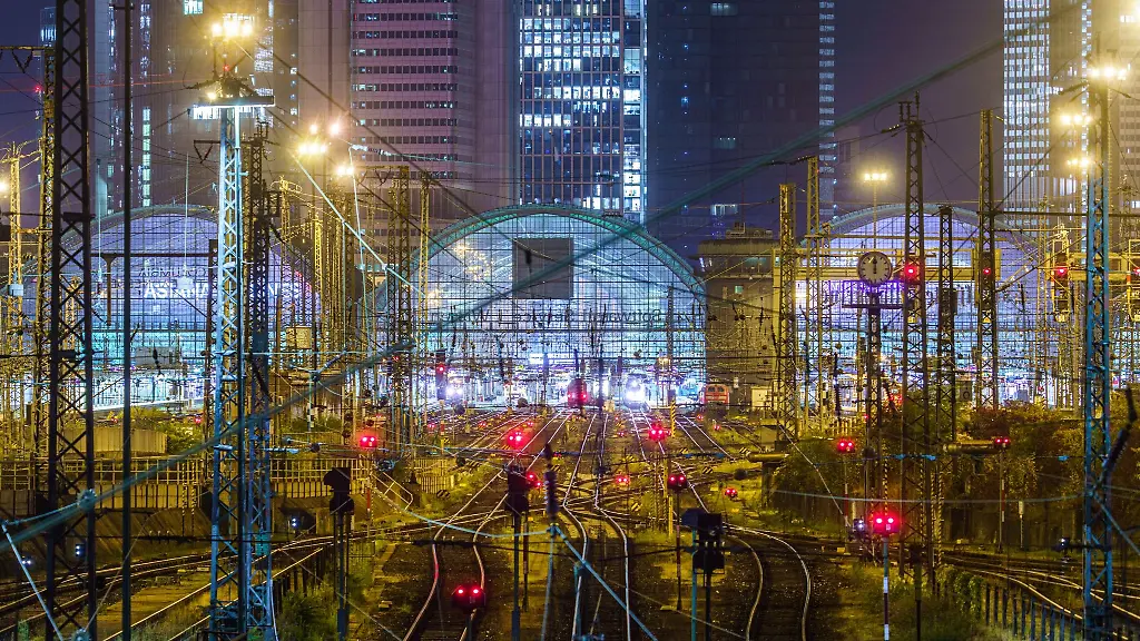 Der-Frankfurter-Hauptbahnhof-am-fruehen-Morgen