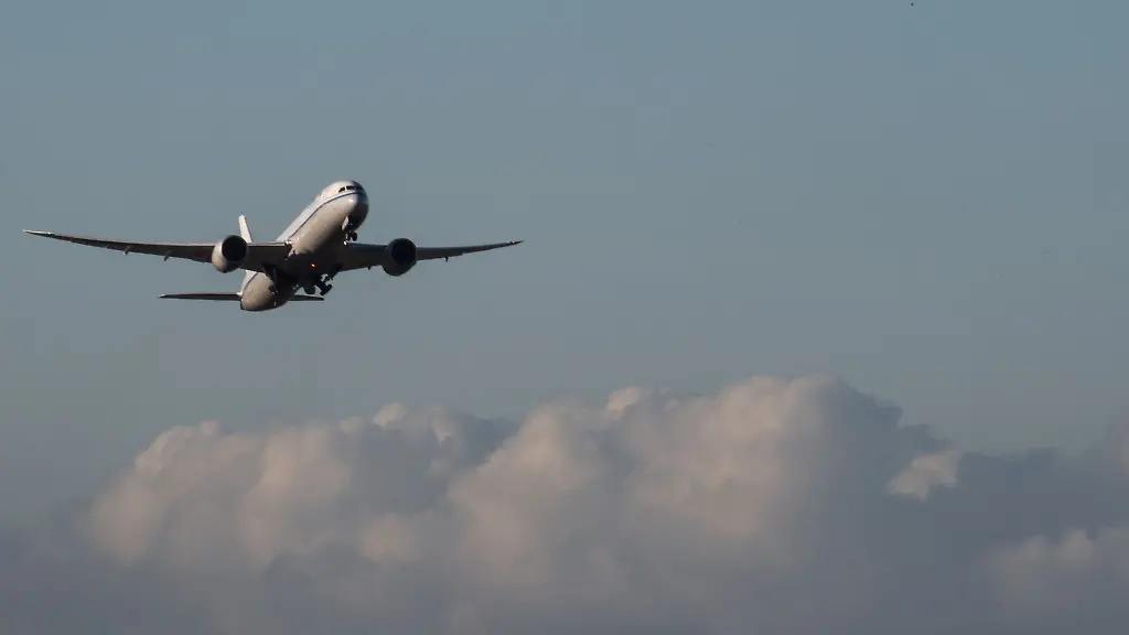 Eine-Passagiermaschine-startet-von-einem-Flughafen
