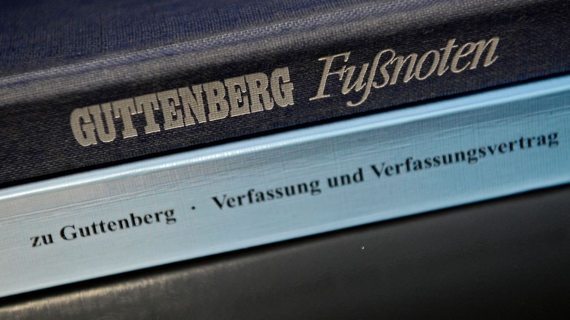 Unten die Dissertation des Ministers, oben das Buch seines (fast) gleichnamigen Großvaters.