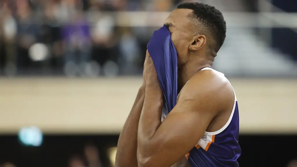 Chris-Carter-von-den-Rostock-Seawolves-haelt-sich-die-Haende-vor-das-Gesicht