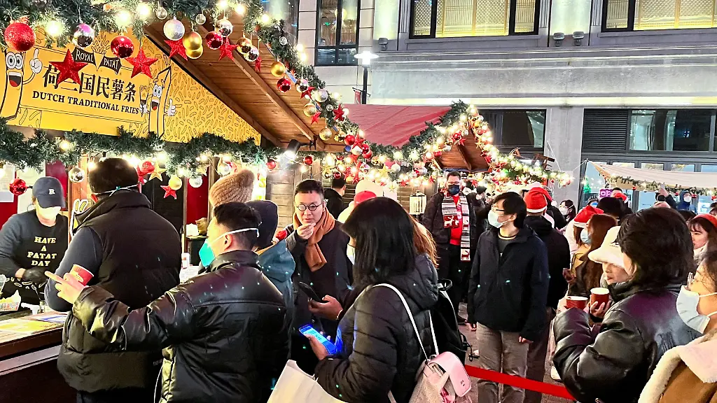 2022-12-26T162950Z-98106647-RC2BCY9N5G2D-RTRMADP-3-HEALTH-CORONAVIRUS-CHINA-DISEASE