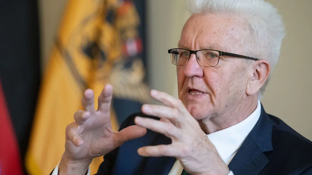 Winfried-Kretschmann-Buendnis-90-Die-Gruenen-Ministerpraesident-von-Baden-Wuerttemberg-nimmt-an-einem-Interview-mit-der-Deutschen-Presse-Agentur-dpa-teil