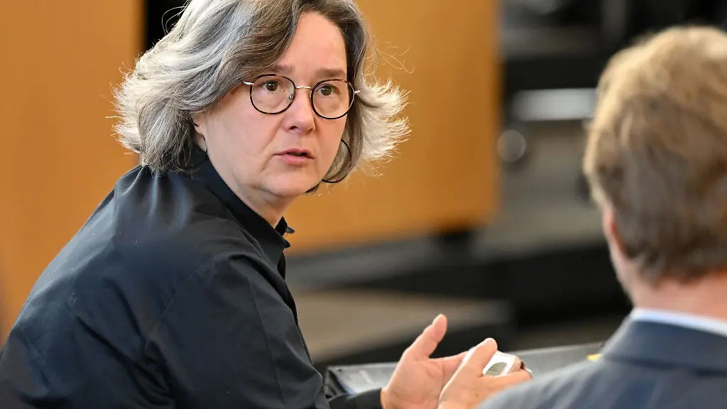 Heike-Werner-Die-Linke-Gesundheitsministerin-von-Thueringen-sitzt-im-Plenarsaal-des-Landtags