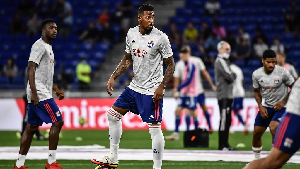 Der-fruehere-deutsche-Nationalspieler-Jerome-Boateng-M-von-Olympique-Lyon-macht-sich-warm