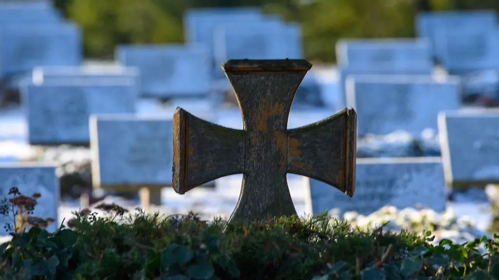 Ein-hoelzernes-Eisernes-Kreus-steht-auf-einer-Kriegsgraeberstaette