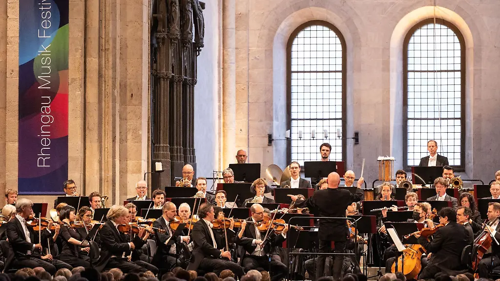 Dirigent-Christoph-Eschenbach-und-die-Bamberger-Symphoniker-waehrend-eines-Konzerts
