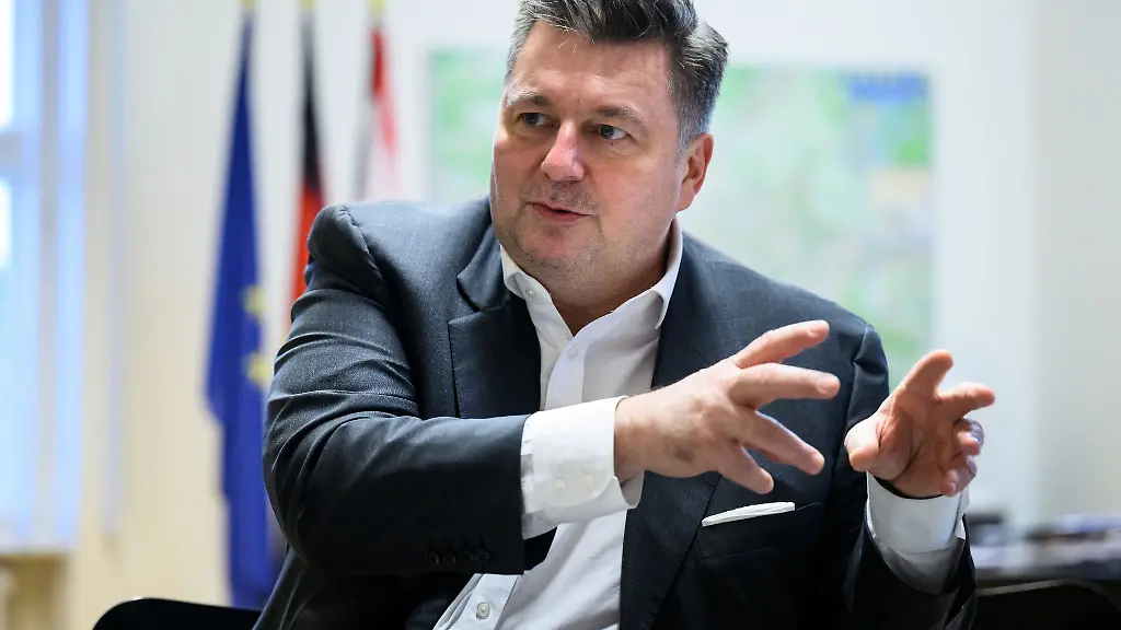 Andreas-Geisel-SPD-Stadtentwicklungssenator-sitzt-in-seinem-Buero-in-der-Senatsverwaltung