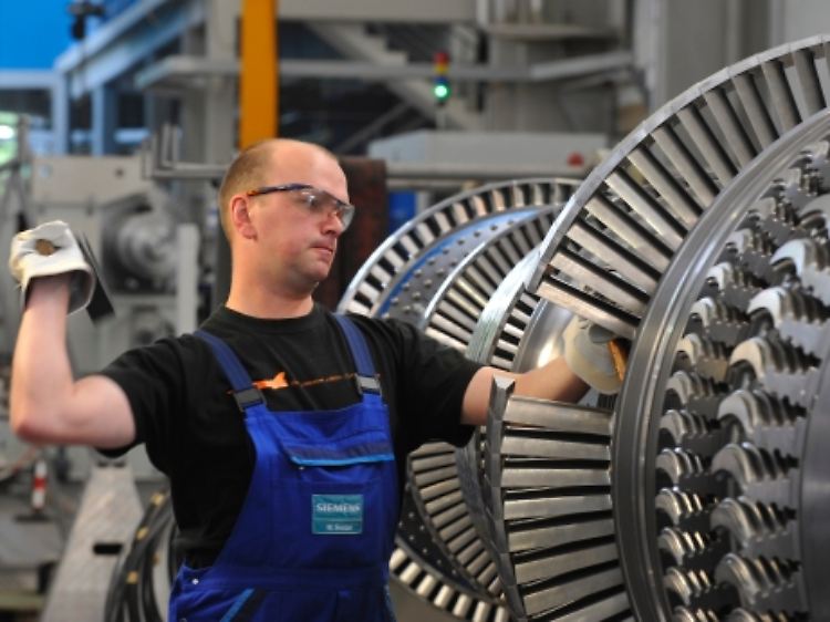 Hämmern gehört nicht immer nur zum Handwerk: Dieser Siemens-Monteur bringt die Schaufeln einer Turbine in Form.