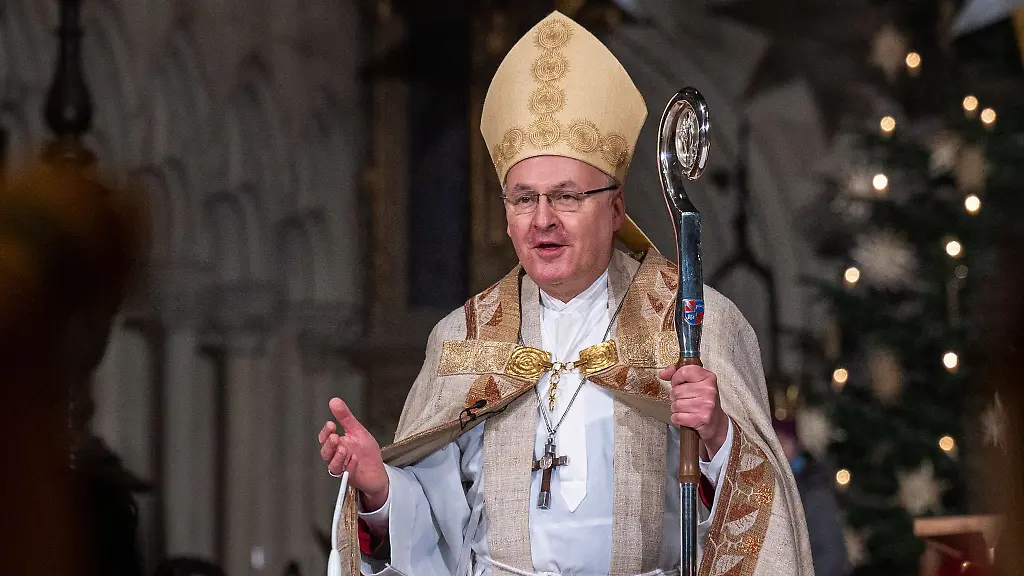 Rudolf-Voderholzer-Bischof-von-Regensburg-spricht-waehrend-eines-Gottesdienstes