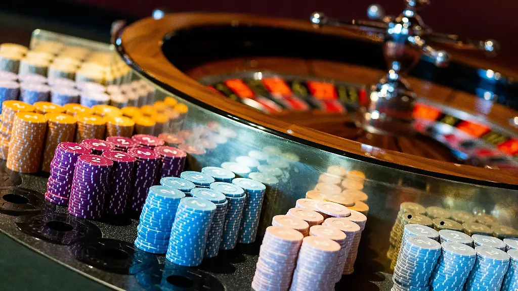Ein-Spieltisch-mit-Spielchips-fuer-Roulette-steht-im-Kasino-Baden-Baden