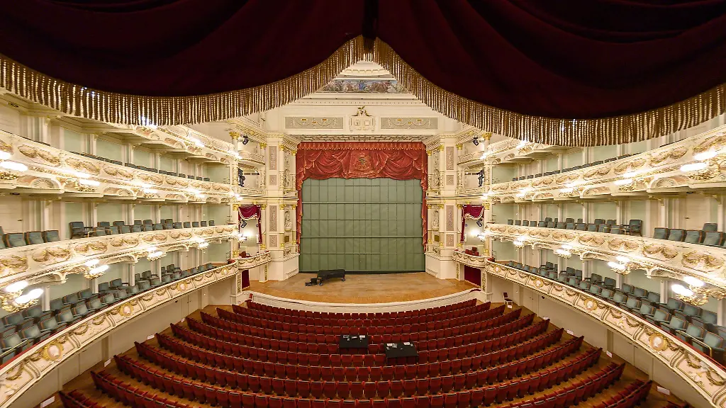 Blick-in-den-leeren-Saal-der-Dresdner-Semperoper