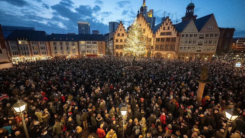 Hunderte-Menschen-stehen-waehrend-des-Grossen-Stadtgelaeute-von-Frankfurt-auf-dem-Roemerberg