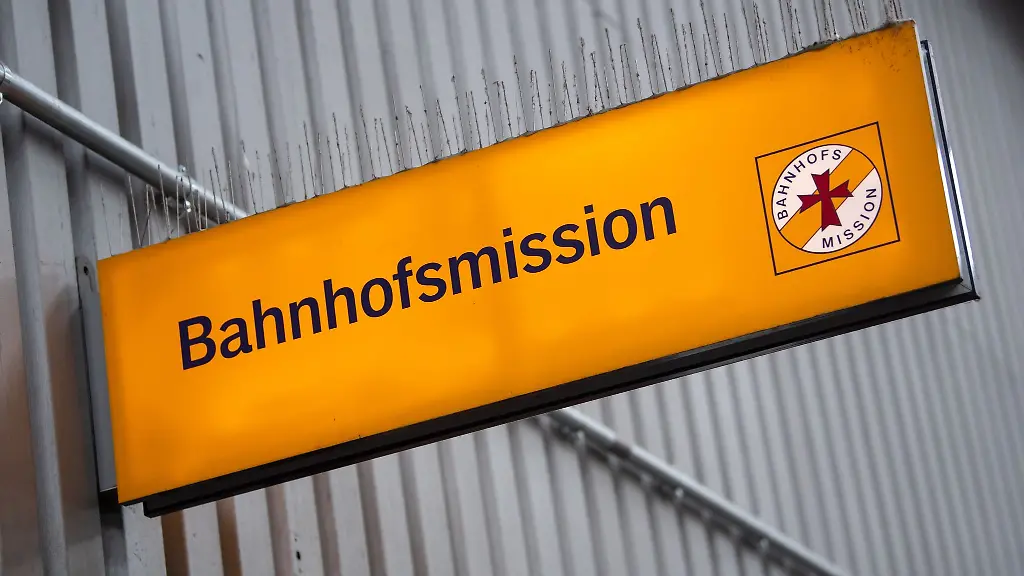 Ein-Schild-mit-der-Aufschrift-Bahnhofsmission-ist-am-Hauptbahnhof-angebracht