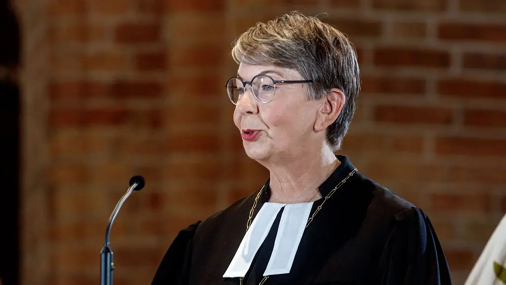 Landesbischoefin-Kristina-Kuehnbaum-Schmidt-spricht-im-Gottesdienst