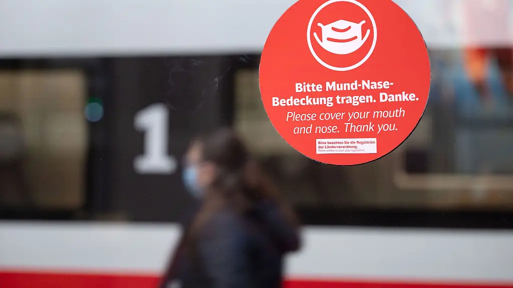 Maskenregeln-in-Bus-und-Bahn-broeckeln-im-Flugzeug-muss-bereits-kein-Schutz-mehr-getragen-werden