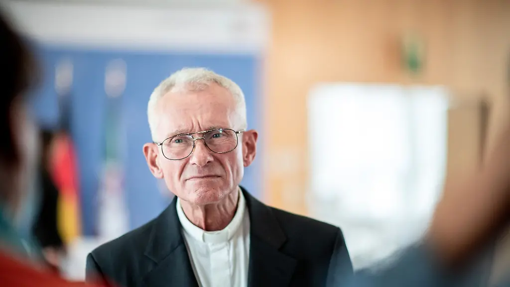 Franz-Meurer-spricht-mit-Journalisten