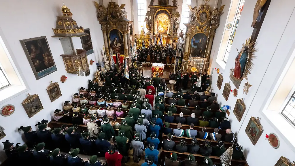 Gebirgsschuetzen-und-Marketenderinnen-nehmen-in-der-Kirche-St-Martin-an-einer-Gedenkfeier-fuer-die-Opfer-der-Sendlinger-Mordweihnacht-teil