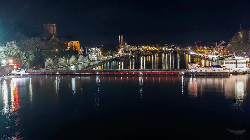 Ein-Gueterschiff-liegt-quer-auf-dem-Main