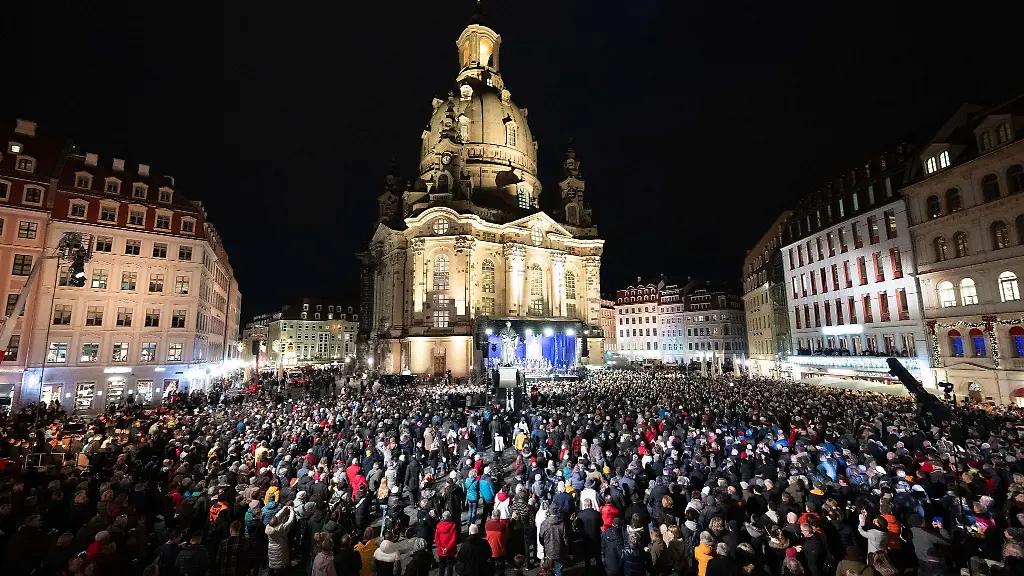 Zahlreiche-Besucher-verfolgen-die-traditionelle-Christvesper-auf-dem-Neumarkt-vor-der-Frauenkirche