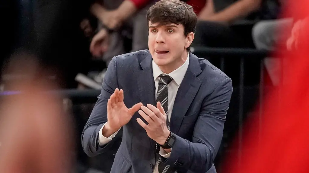 Hamburgs-ehemaliger-Trainer-Pedro-Calles-coacht-sein-Team-an-der-Seitenlinie