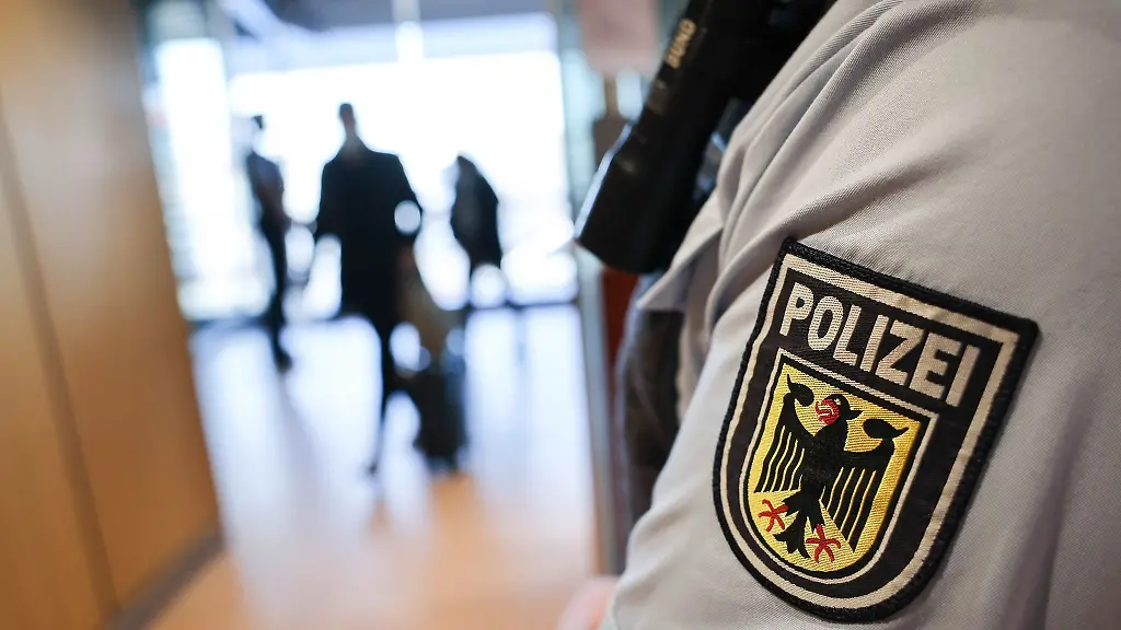 Ein-Beamter-der-Bundespolizei-kontrolliert-Reisende