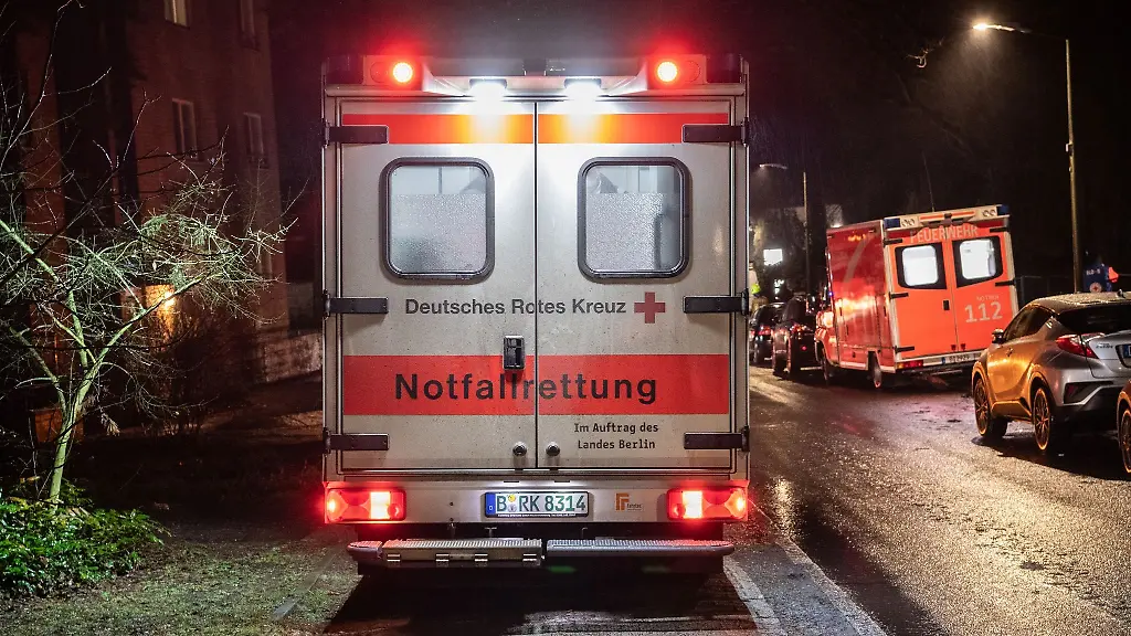 Ein-Rettungswagen-steht-am-Strassenrand