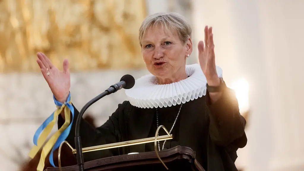 Bischoefin-Kirsten-Fehrs-spricht-in-der-Hauptkirche-St-Michaelis