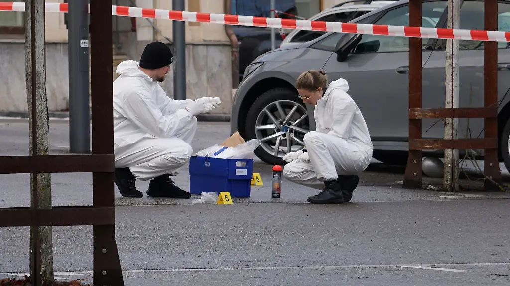 Mitarbeiter-der-Kriminaltechnik-der-Polizei-sichern-Spuren-an-einem-abgesperrten-Tatort-in-Albstadt-Ebingen