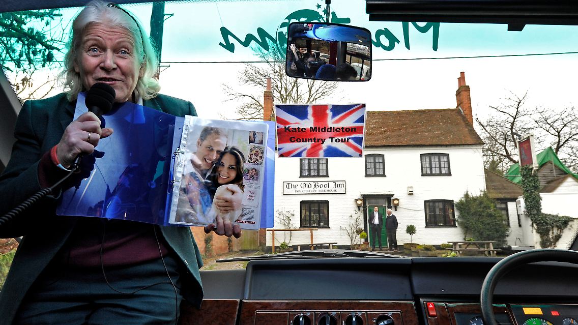 Reiseleiterin Charmian Griffiths in Stanford Dingley bei Bucklebury vor dem Pub "The Old Boot Inn", in den Kate und William oft ausgegangen seien.