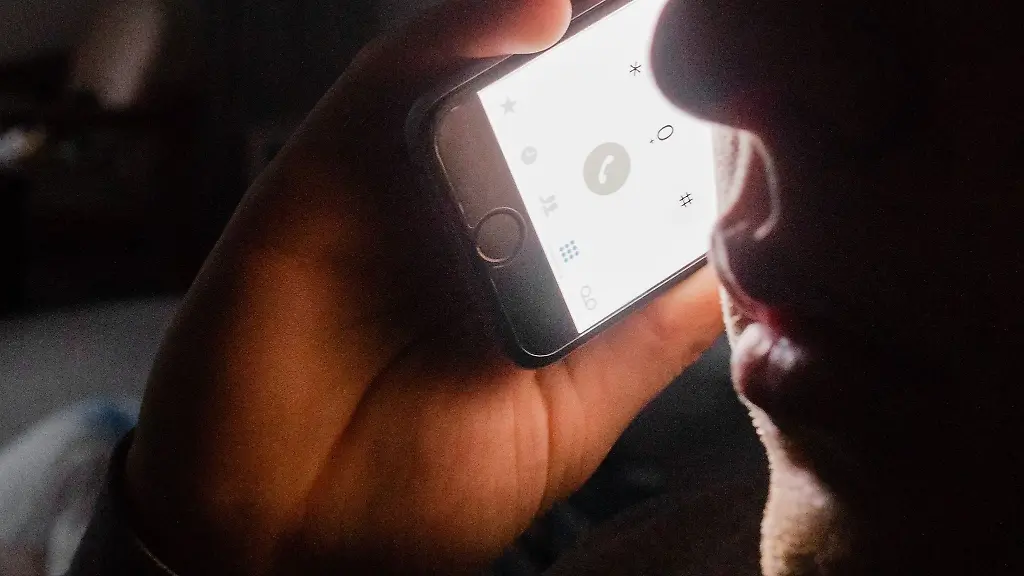 Ein-Mann-ruft-mit-seinem-Handy-bei-der-Telefonseelsorge-an-Der-Bedarf-nach-dieser-Art-von-Gespraechen-steigt