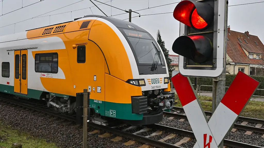 Der-RE1-der-Ostdeutschen-Eisenbahngesellschaft-Odeg-faehrt-an-einer-Schranke-vorbei